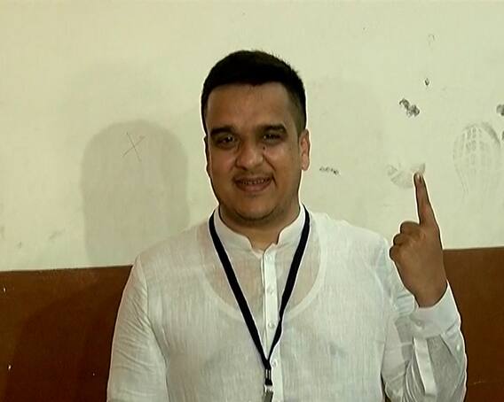 Lok Sabha Election Voting: | સુરતમાં ગૃહ રાજ્યમંત્રી હર્ષ સંઘવીએ કર્યું મતદાન