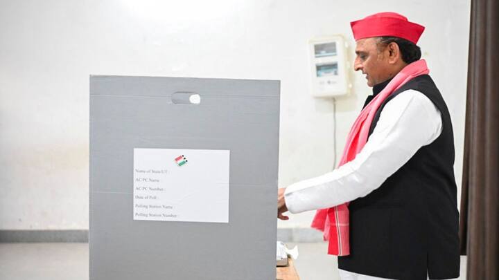 SP president Akhilesh Yadav casts his vote in Saifai. (image source: PTI)