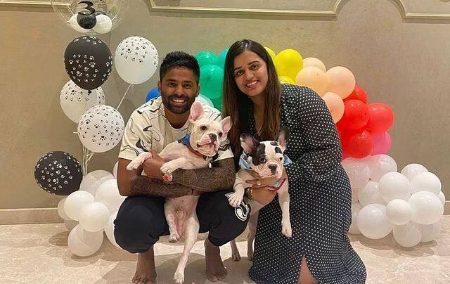 सूर्यकुमारच्या कमाईबद्दल बोलल्यास तीही कोटींमध्ये आहे. मुंबई इंडियन्स त्याला प्रत्येक मोसमासाठी 8 कोटी रुपये देते.  (Image Credit-Social Media)