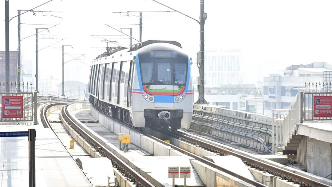 Hyderabad Metro Rail gives clarity over interruption in train services amid heavy rain Hyderabad Metro: భారీ వర్షానికి మెట్రో రైళ్లు నిలిచిపోయాయా? క్లారిటీ ఇచ్చిన ఎండీ