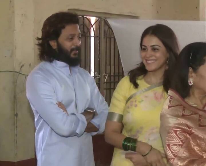 లాతూర్ లో ఓటు వేసేందుకు క్యూలో నిలబడ్డ నటి జెనీలియా,  నటుడు రితేష్ దేశ్ ముఖ్ దంపతులు