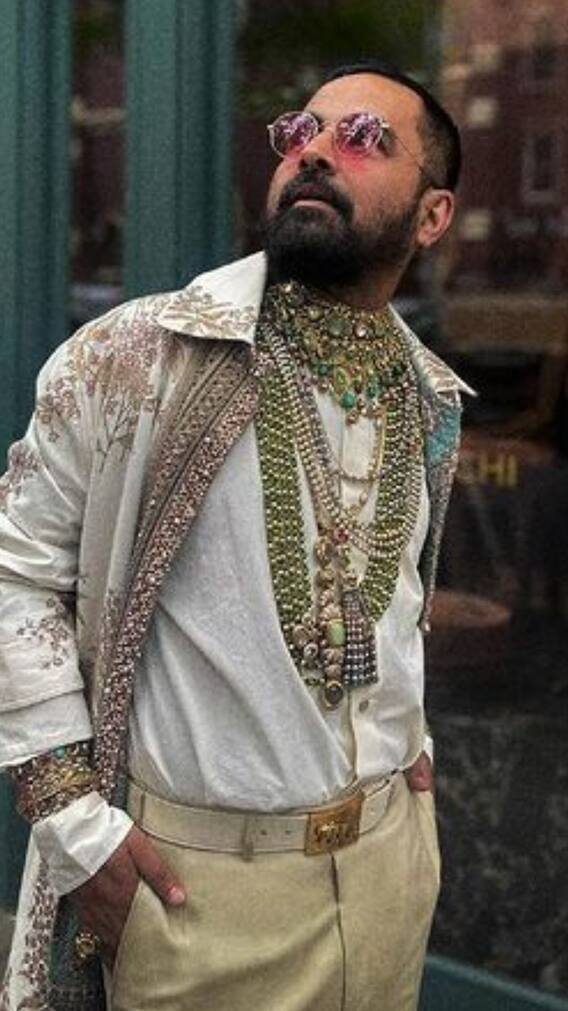 अलग अंदाज में दिखा ये शख्स बना मेट गाला कारपेट पर चलने वाला पहला डिजाइनर