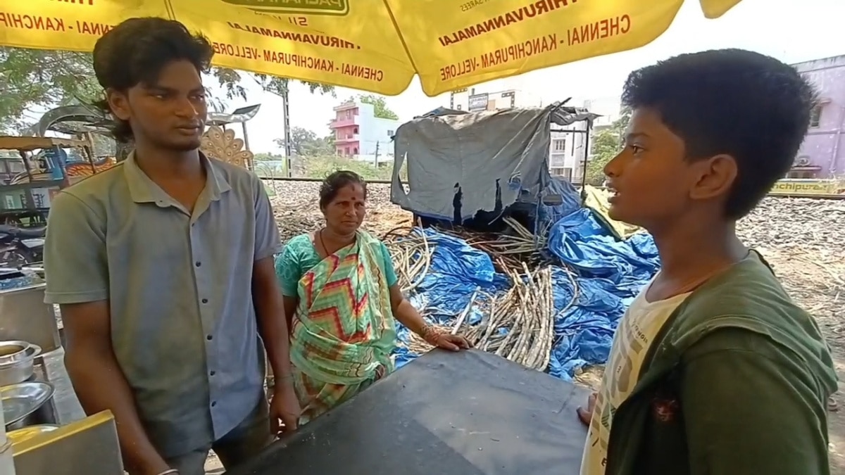 திருக்குறள் சொல்லுங்க ஃப்ரீயா கரும்பு ஜூஸ் குடிங்க! தள்ளுவண்டி கடையில் தமிழ் வளர்க்கும் இளைஞர்!