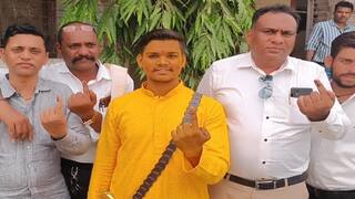 Panchmahal Lok Sabha Seat: ગોધરામાં મંડપ છોડી વરરાજા વોટિંગ કરવા પહોંચ્યા, પીઠીની રસમ સાથે નિભાવી મતદાનની ફરજ