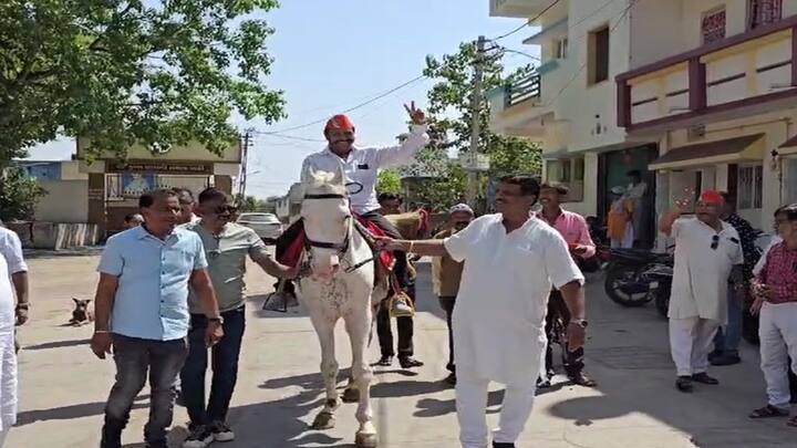 Lok Sabha Elections 2024: Who is this person who came to vote on a horse in Dahod Lok Sabha Elections 2024: દાહોદમાં ઘોડા પર બેસીને મતદાન કરવા આવેલા આ વ્યક્તિ કોણ છે?