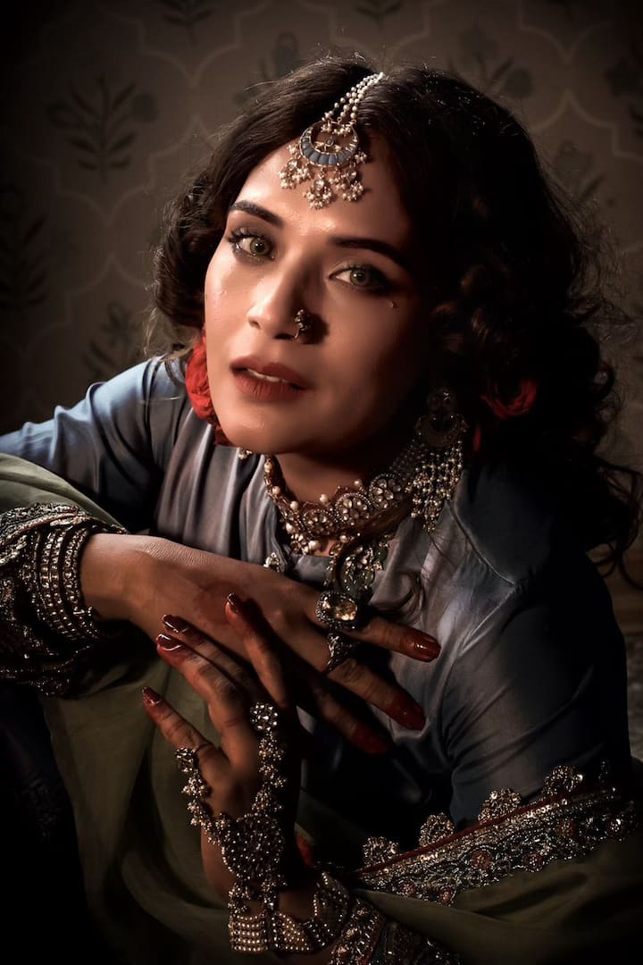 ऋचा चड्डा ने 'हीरामंडी'  में तवायफ लज्जो का किरदार निभाया है. उन्हें सीरीज में वैसे तो कम स्क्रीन टाइमिंग मिली है लेकिन उन्होंने अपनी एक्टिंग से दर्शकों का दिल जीत लिया है. ऋचा ने अपने प्रेजेंस से फिल्म में चार चांद लगा दिए हैं.