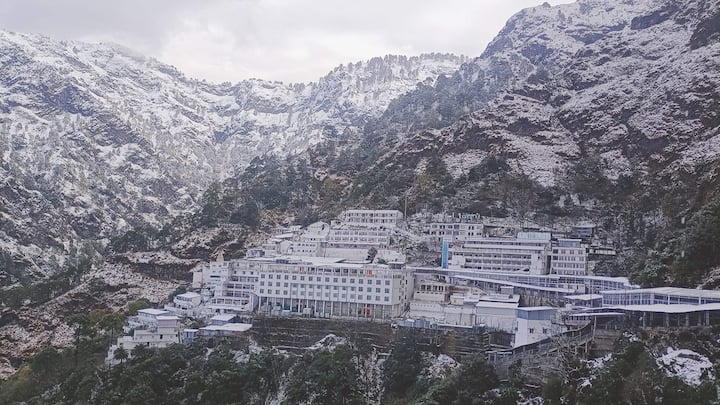 IRCTC Tour Package: टूरिज्म को बढ़ावा देने के लिए आईआरसीटीसी देश के अलग-अलग हिस्से के लिए कई तरह के ट्रेन और फ्लाइट पैकेज लेकर आता रहता है. हम आपको आज आईआरसीटीसी के कश्मीर और वैष्णो देवी टूर के बारे में बता रहे हैं.