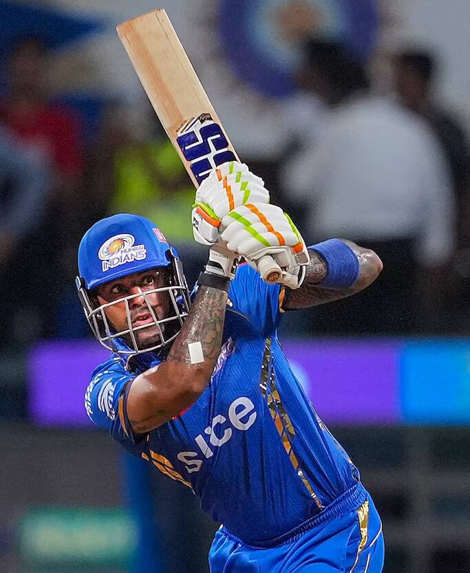 IPL 2024માં મુંબઈ ઈન્ડિયન્સને ચોથી જીત અપાવવામાં સૂર્યકુમાર યાદવે મહત્વપૂર્ણ યોગદાન આપ્યું હતું. સનરાઈઝર્સ હૈદરાબાદ સામે રમાયેલી મેચમાં સૂર્યાએ સદી ફટકારીને મુંબઈને એકતરફી જીત અપાવી હતી.