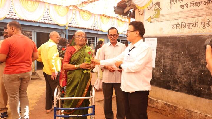 करवीर तालुक्यातील पाचगावमध्ये ज्येष्ठ मतदारांचे गुलाब पुष्प देऊन स्वागत करण्यात आले.