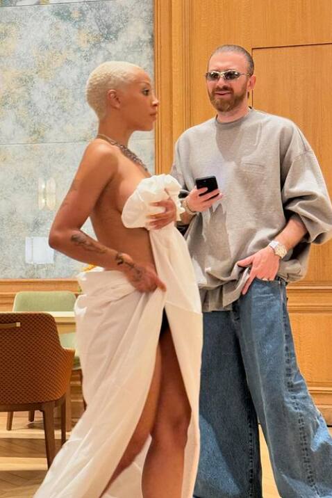 अमेरिकन सिंगर डोजा कैट ने अपने अतरंगी लुक से सभी को हैरान कर दिया था. वह सिर्फ तौलिया लपेटकर चली आईं थीं. इस दौरान उनका बोल्ड मेकअप भी देखने लायक था.