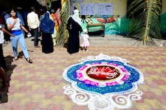 Kolhapur Loksabha : कुठं रांगोळीची आरास, कुठं गुलाब देऊन स्वागत; कोल्हापुरात मतदानाला दणक्यात प्रतिसाद