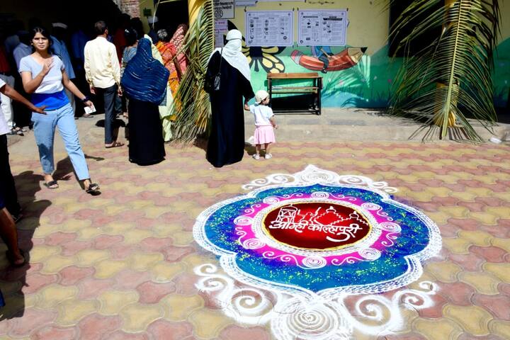 कोल्हापुरात सकाळपासून मतदानास उत्साहात प्रारंभ झाला आहे.