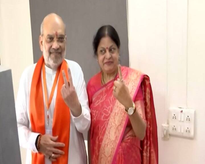 કેન્દ્રીય ગૃહમંત્રી અમિત શાહ સવાર સવારમાં જ અમદાવાદમાં મતદાન કરવા પહોંચ્યા હતા, અમિત શાહે અમદાવાદના નારણપુરા વિસ્તારમાં જ્યાં તેઓનુ ઘર છે, ત્યાંથી સવારમાં જ મતદાન કર્યુ હતુ.