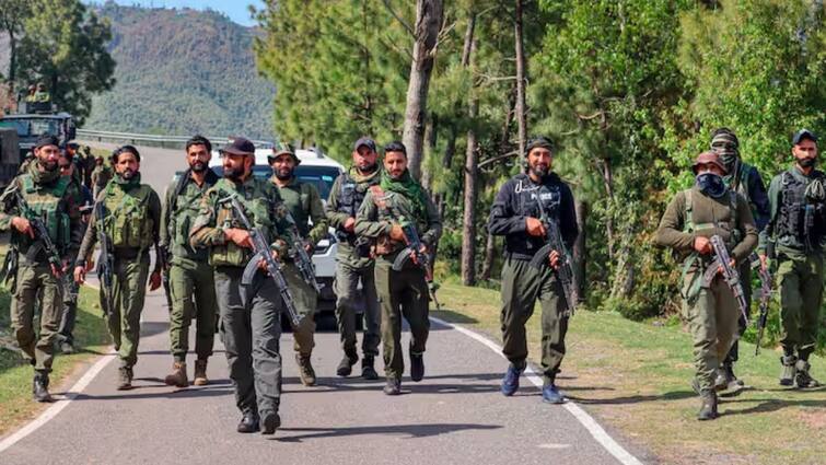 Jammu Kashmir Encounter in Kulgam lashkar militants killed commander basit dar ann जम्मू कश्मीर के कुलगाम में सुरक्षाबलों को बड़ी सफलता, लश्कर कमांडर बासित डार समेत 3 आतंकी ढेर