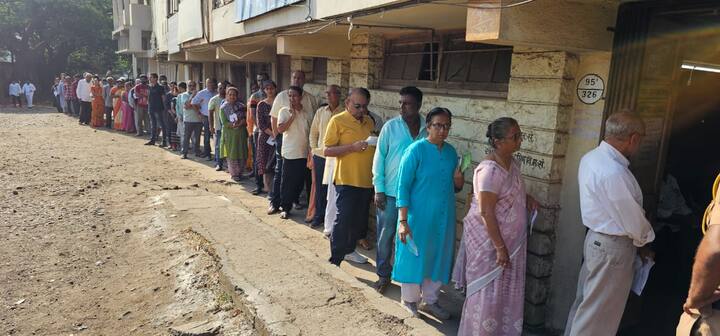 अनेक मतदान केंद्रावर सकाळपासून मतदानासाठी रांगा लावल्या आहेत.