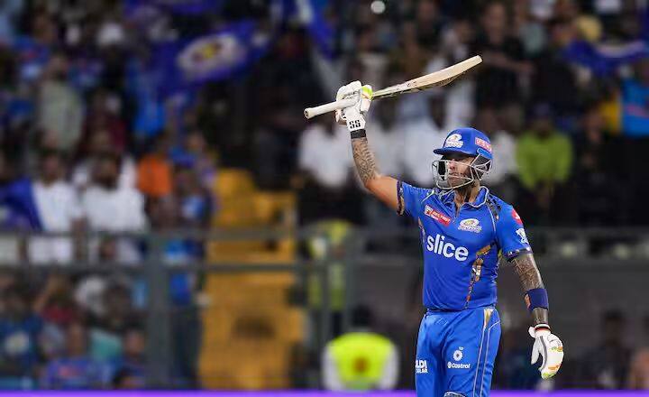 त्याच्याकडे मर्सिडीज बेंझ जीएलईही आहे. ही पाच सीटर कार आहे. याचे मायलेज 8.2 किलोमीटर प्रति लिटर आहे. जर आपण कारच्या किंमतीबद्दल बोललो तर ही कार सुमारे 2 कोटी रुपये आहे. (Image Credit-Social Media)