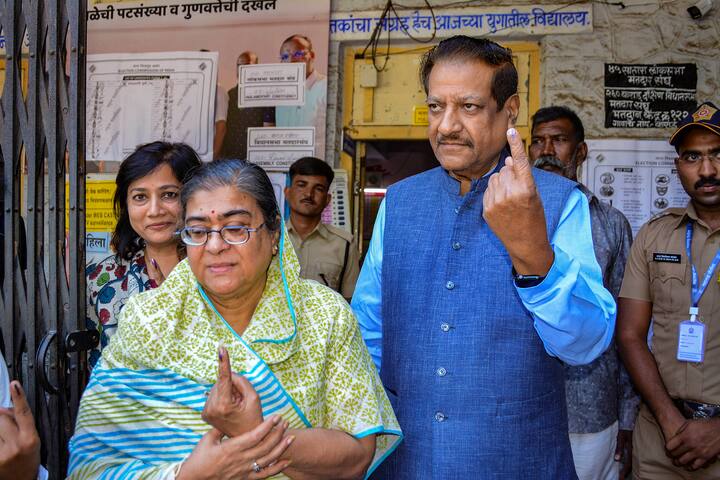 कांग्रेस नेता और पूर्व सीएम पृथ्वीराज चव्हाण ने अपनी पत्नी के  साथ कराड में वोट डाला.