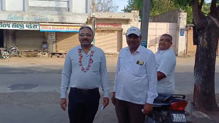 ધોરાજી શહેરમાં આજરોજ મતદાતા દ્રારા અનોખું મતદાન કરવામાં આવ્યું છે.