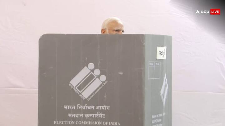 पीएम नरेंद्र मोदी मंगलवार सुबह गुजरात के अहमदाबाद में एक मतदान केंद्र पर वोट डालने पहुंचे. इस दौरान उनके स्वागत में लोगों की भारी भीड़ जुटी थी.