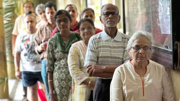 Kolhapur Loksabha almost 52 percent voting in Kolhapur Lok Sabha till 3 pm Slow down in Kolhapur South Kolhapur Loksabha : कोल्हापूर लोकसभेला दुपार तीनपर्यंत 51.51 टक्के मतदान; कोल्हापूर दक्षिणमध्ये वेग मंदावला