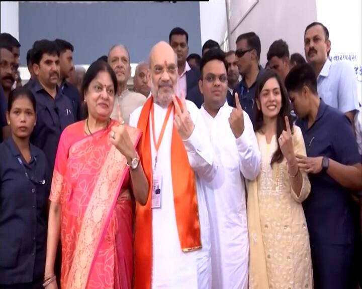 નારાણપુરાની સબ ઝૉનલ ઓફિસ પર અમિત શાહ મતદાન કરવા પહોંચ્યા હતા, અહીં તેમને પોતાના પરિવાર સાથે મતદાન કર્યુ હતુ, અને મતદારોને વધુમાં વધુ મતદાન કરવા અપીલ પણ કરી હતી. મતદાન દરમિયાન અમિત શાહ અમદાવાદના પવિત્ર અને પ્રસિદ્ધ કામેશ્વર મહાદેવ મંદિર પહોંચ્યા હતા.