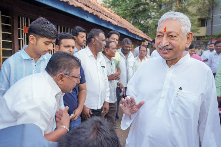 कोल्हापुरात शाहू महाराज मतदानासाठी आल्यानंतर लोकांनी मोठ्या उत्साहात त्यांचे स्वागत केले.