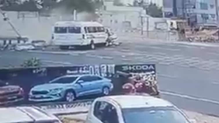 Exciting scenes where the police vehicle carrying Savukku Shankar crashed Watch Video: சவுக்கு சங்கரை அழைத்து வந்த போலீஸ் வாகனம் விபத்து: வெளியான பரபரப்பு காட்சிகள்
