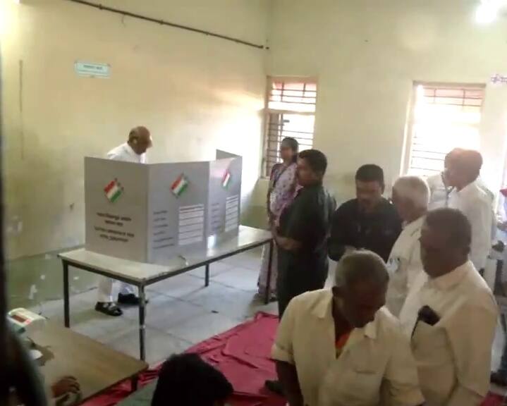 బారామతి పోలింగ్ కేంద్రంలో ఓటు వేస్తున్న NCP-SCP చీఫ్ శరద్ పవార్