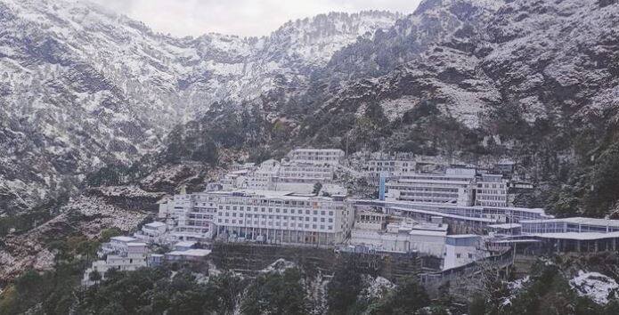 ਸੈਰ-ਸਪਾਟੇ ਨੂੰ ਉਤਸ਼ਾਹਿਤ ਕਰਨ ਲਈ, IRCTC ਦੇਸ਼ ਦੇ ਵੱਖ-ਵੱਖ ਹਿੱਸਿਆਂ ਲਈ ਵੱਖ-ਵੱਖ ਰੇਲ ਅਤੇ ਫਲਾਈਟ ਪੈਕੇਜ ਲੈ ਕੇ ਆਉਂਦਾ ਰਹਿੰਦਾ ਹੈ। ਅੱਜ ਅਸੀਂ ਤੁਹਾਨੂੰ IRCTC ਦੇ ਕਸ਼ਮੀਰ ਅਤੇ ਵੈਸ਼ਨੋ ਦੇਵੀ ਟੂਰ ਬਾਰੇ ਦੱਸ ਰਹੇ ਹਾਂ।