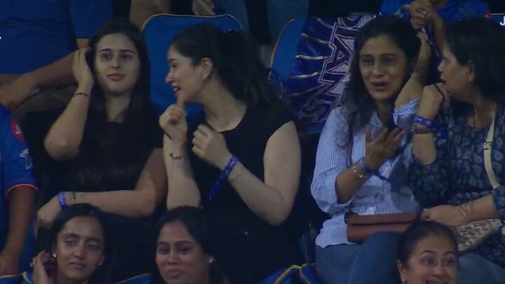 मुंबई इंडियंस प्लेऑफ से बाहर होने की कगार पर थी, इसलिए वानखेड़े स्टेडियम का क्राउड खूब जोश में MI का समर्थन कर रहा था. जसप्रीत बुमराह और नुवान तुषारा ने धारदार गेंदबाजी करते हुए 3-3 विकेट लिए थे.