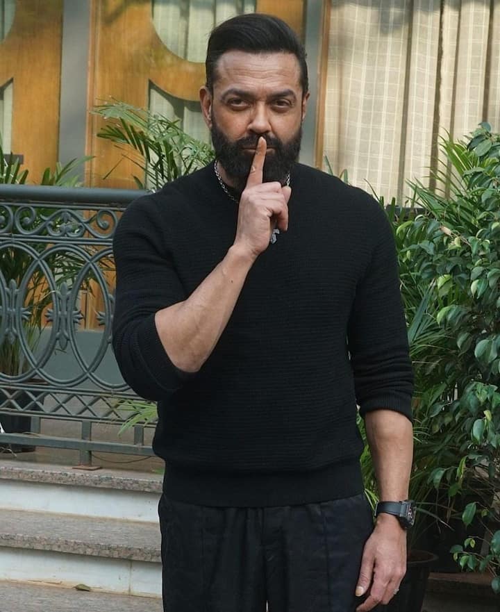 इसी तरह बॉबी देओल पिछले साल हर तरफ छाए रहे. उन्होंने फिल्म 'एनिमल' में अबरार का किरदार निभाया था. फिल्म में बॉबी को काफी कम स्पेस दिया गया था. साथ ही उनका किरदार बोल भी नहीं सकता है. लेकिन बिना एक भी डायलॉग बोले बॉबी ने ऐसी एक्टिंग की जिसके बाद हर कोई उनका फैन हो गया. उनके किरदार ने दर्शकों के दिल पर एक अलग ही छाप छोड़ी, जिसे लंबे समय तक कोई भूल नहीं पाएगा.