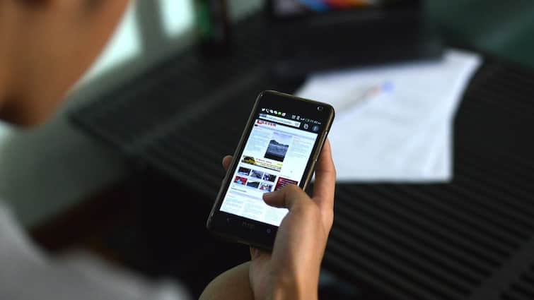 2024 में सबसे ज्यादा बिकने वाले स्मार्टफोन्स में Apple और Samsung का दबदबा, लिस्ट आई सामने Highest Selling Smartphones 2024 Apple iPhone Samsung Mobile Phone Q1 Top 10 List 2024 में सबसे ज्यादा बिकने वाले स्मार्टफोन्स में Apple और Samsung का दबदबा, लिस्ट आई सामने