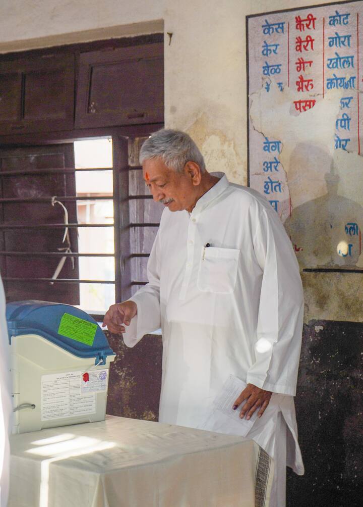 कोल्हापूर आणि हातकणंगलेमध्ये सरासरी 70 टक्के मतदान होत आलं आहे.