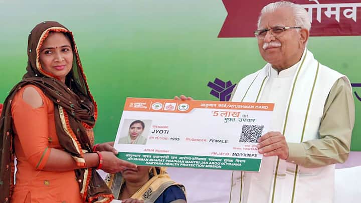 এই প্রকল্পে নাবালিকা, মহিলা ও প্রবীণ নাগরিকদের বিশেষভাবে অগ্রাধিকার দেওয়া হয়েছে। সেই সঙ্গে এটাও উল্লেখ্য যে এই কার্ডটি তৈরির ক্ষেত্রে পরিবারের সদস্যদের সংখ্যা ও তাঁদের বয়স নিয়ে কোনও বাধা নিষেধ নেই। (ছবি সৌজন্য-পিটিআই)