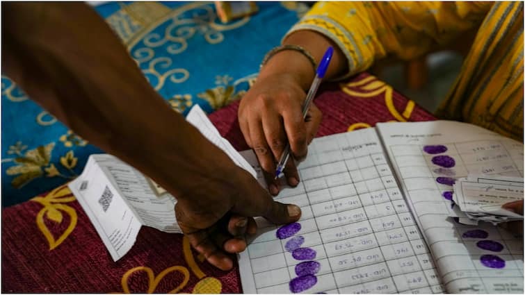 maharashtra Lok Sabha Election 53 40 percent polling till 5 pm Kolhapur Hatkanangale led and Baramati lowest turnout marathi update हाय व्होल्टेज लढतींसाठी सायंकाळी 5 वाजेपर्यंत 53.40 टक्के मतदान; कोल्हापूर, हातकणंगले आघाडीवर तर बारामतीत सर्वात कमी मतदान
