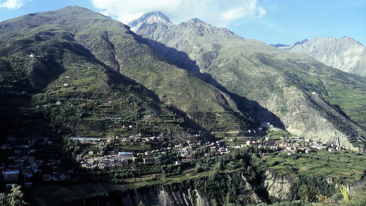 Travel : 'इथली' गुलाबी हवा वेड लावेल तुम्हाला! मे-जूनमध्ये भारतात स्वित्झर्लंडचा आनंद घ्यायचाय? हनिमूनसाठी बेस्ट डेस्टिनेशन जाणून घ्या