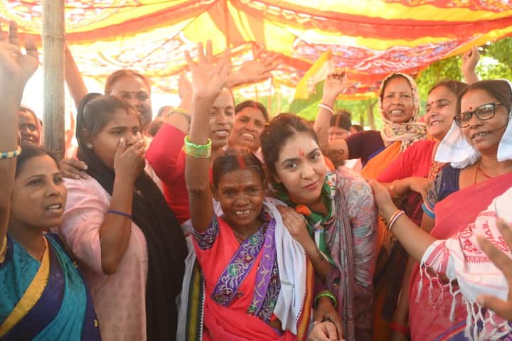 यशस्विनी ने मुंबई से एलएलबी और इटली से एलएलएम की डिग्री हासिल की है. वह मुंबई में वकालत की प्रैक्टिस कर रही हैं. इसके अलावा वह एक एनजीओ के लिए भी काम कर रही हैं.