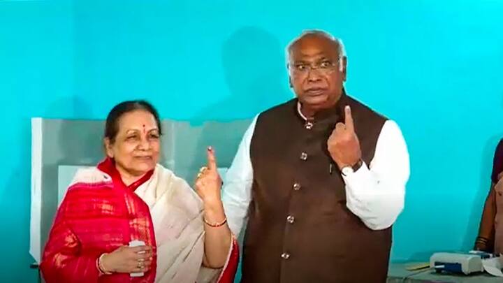 Congress president Mallikarjun Kharge casts his vote with his wife Radhabai Kharge. (image source: PTI)