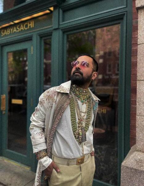 इस दौरान सब्यसाची मुखर्जी भी मेट गाला 2024 का हिस्सा बने. उन्होंने फॉर्मल शर्ट-पैंट और कोट के साथ खूब हैवी ज्वैलरी कैरी की.