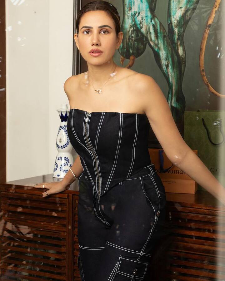 एक्ट्रेस अपने बोल्ड लुक के लिए जानी जाती हैं। बोल्ड तस्वीरें शेयर कर सोनाली चर्चा में हैं।