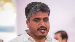 'वोटिंग के दौरान पैसा बांटता दिखा सरपंच', वीडियो शेयर कर शरद पवार के पोते ने लगाया आरोप