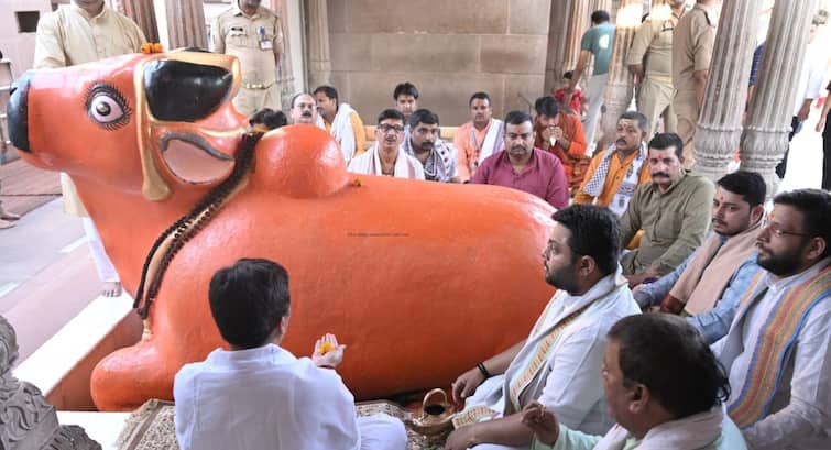 Varanasi news firs time celebrate nandishwar utsav in kashi vishwanath temple varanasi on pradosh vrat ann काशी विश्वनाथ मंदिर में मनाया गया नंदीश्वर उत्सव, विधि-विधान से हुई भगवान नंदी की पूजा