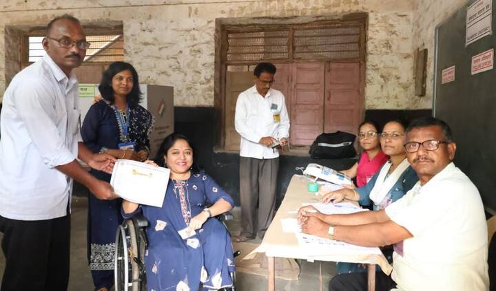 कोल्हापूर आणि हातकणंगले लोकसभेसाठी आज मतदान होत आहे.