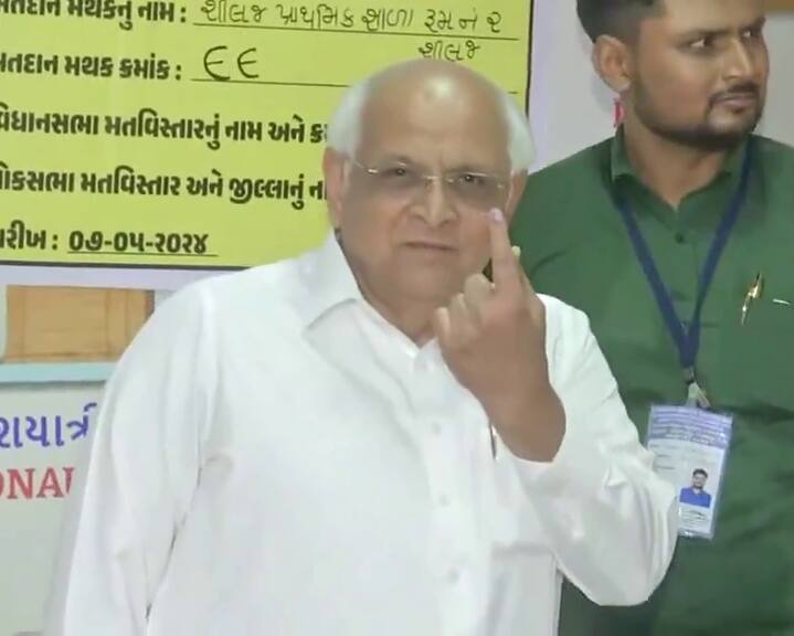 అహ్మదాబాద్ లో ఓటు హక్కు వినియోగించుకున్న గుజరాత్ సీఎం భూపేష్ పటేల్