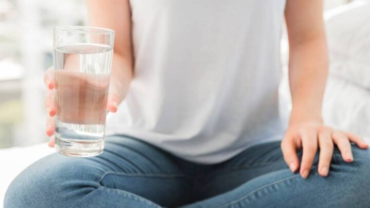 drinking less water cause serious kidney disease know how much should drink per day कम पानी पीने से हो सकती है किडनी की ये गंभीर बीमारी, जानिए कब और कितना पीना चाहिए?