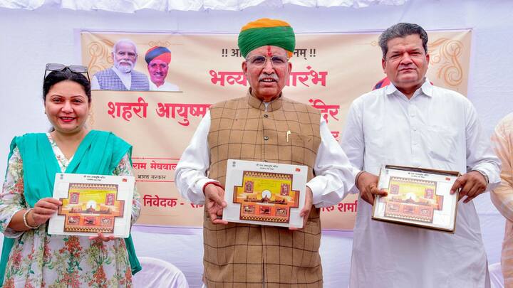 ২০১১ সালে দেশে হওয়া আর্থ-সামাজিক অর্থনৈতিক আদমশুমারি অনুযায়ী প্রাথমিক ভাবে এই প্রকল্পের সুবিধাভোগীদের বাছাই করা হয়েছিল। তাতে থাকা ১০ কোটির পরিবারের মধ্যে গ্রামে ছিল আট ও শহরে ছিল ২ কোটি। ২০২৪ সালের জানুয়ারি মাসে কেন্দ্রের তরফে জানানো হয় এই কার্ডের সংখ্যা ৩০ কোটি ছাড়িয়ে গেছে। (ছবি সৌজন্য-পিটিআই)