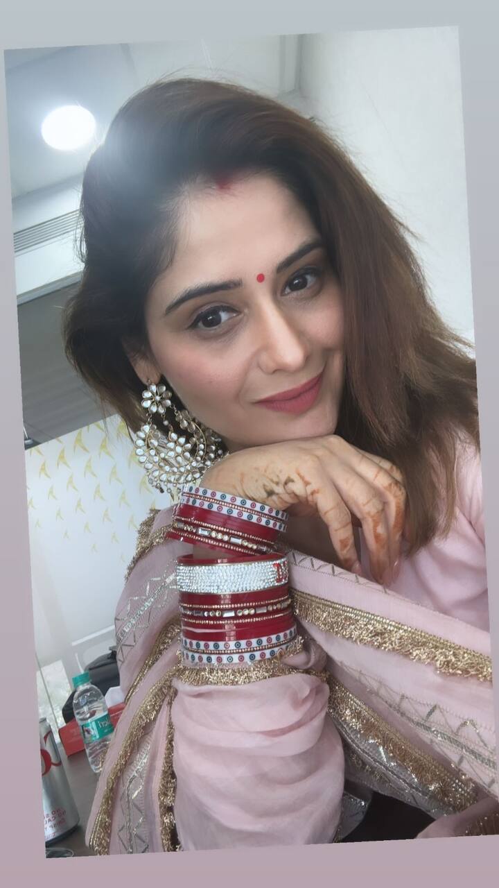 आरती शादी के बाद बिल्कुल नई नवेली दुल्हन की तरह तैयार होकर अपने फोटोज शेयर कर रही हैं. पहली रसोई से पहले आरती ने फैंस को अपना न्यूली मैरिड लुक शेयर किया है. इस पिंक सूट , माथे पर बिंदी और मांग में सिंदूर लगाए आरती बेहद प्यारी लग रही हैं.