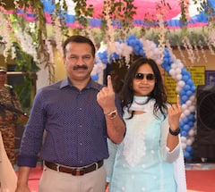 सरगुजा SP ने VIP कल्चर से परे आमलोगों के साथ डाला वोट, लोगों में उनकी सादगी के हो रहे चर्चा