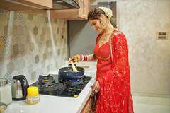 शादी के बाद आरती सिंह की हुई पहली रसोई, लाल सूट..बालों में गजरा लगाए खूबसूरत लगीं एक्ट्रेस