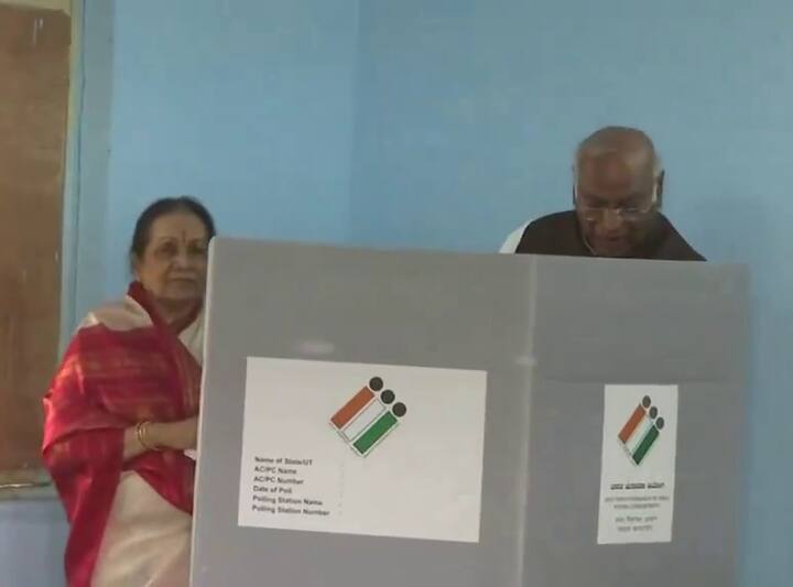 కలబురిగిలోని గుందుగుర్తి పోలింగ్ కేంద్రంలో ఓటు వేసిన  ఏఐసీసీ చీఫ్ మల్లికార్జున ఖర్గే